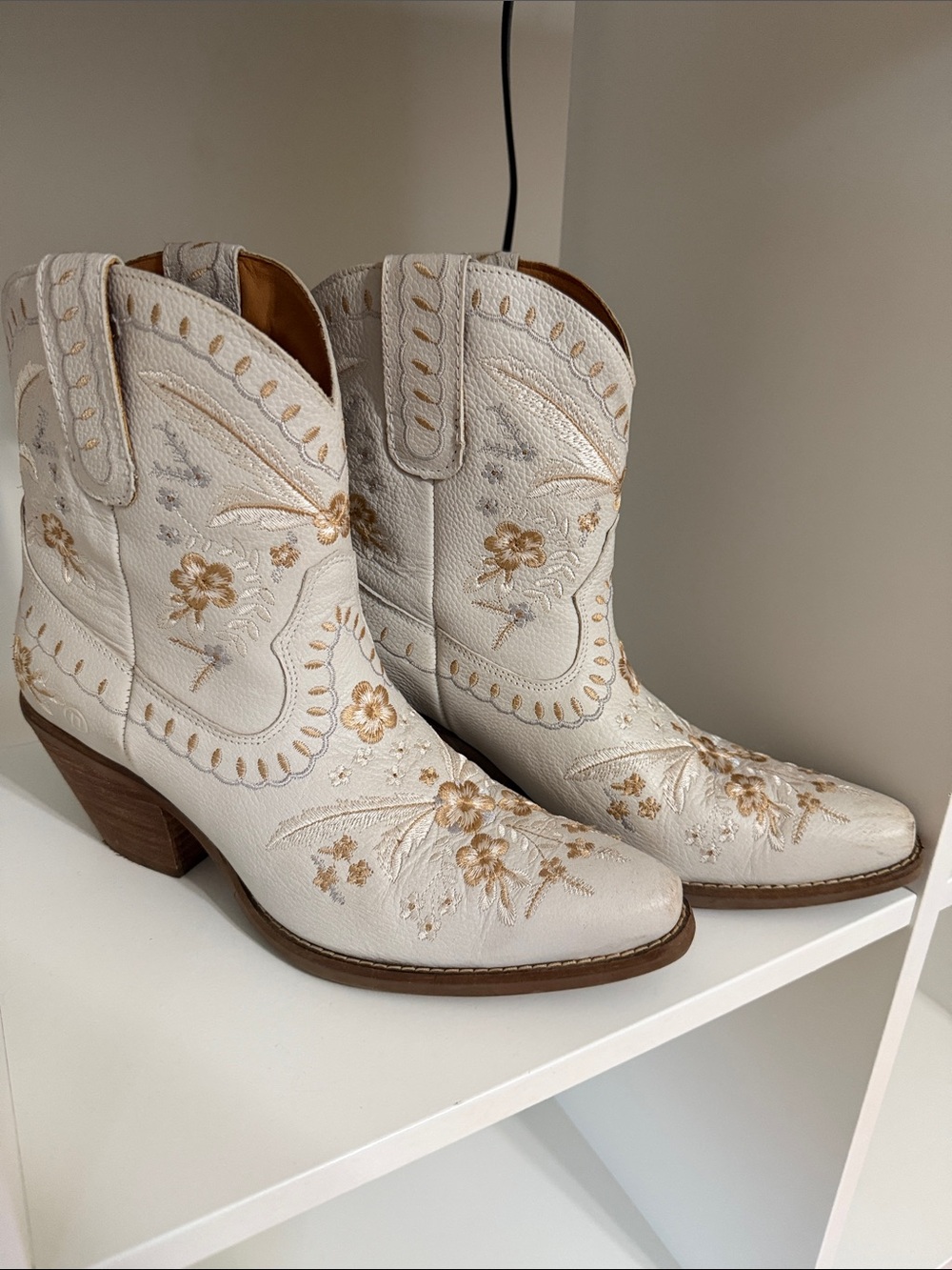 dingo White Floral Embroidered Western Ankle Boots